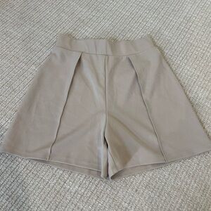 H&M High Waist Elastic Beige Shorts